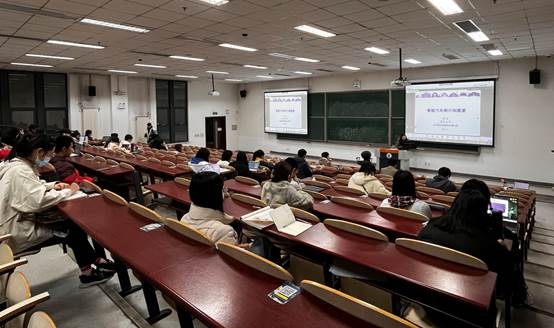 会议室里的人们描述已自动生成 会议室里的人们描述已自动生成