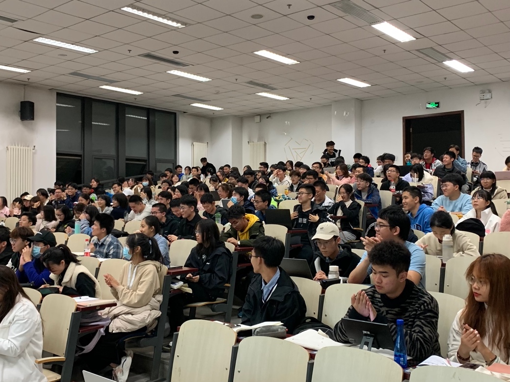 会议室里的人们描述已自动生成 会议室里的人们描述已自动生成